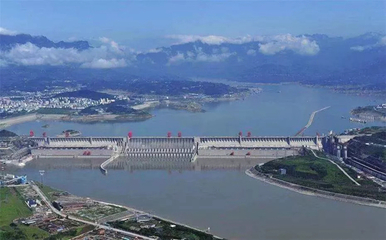 高山峡谷间的绿色能源引擎——水电站助力区域可持续发展纪实
